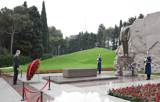 Latvian President Edgars Rinkēvičs pays tribute to National Leader Heydar Aliyev in Alley of Honors