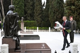Latvian President Edgars Rinkēvičs pays tribute to National Leader Heydar Aliyev in Alley of Honors