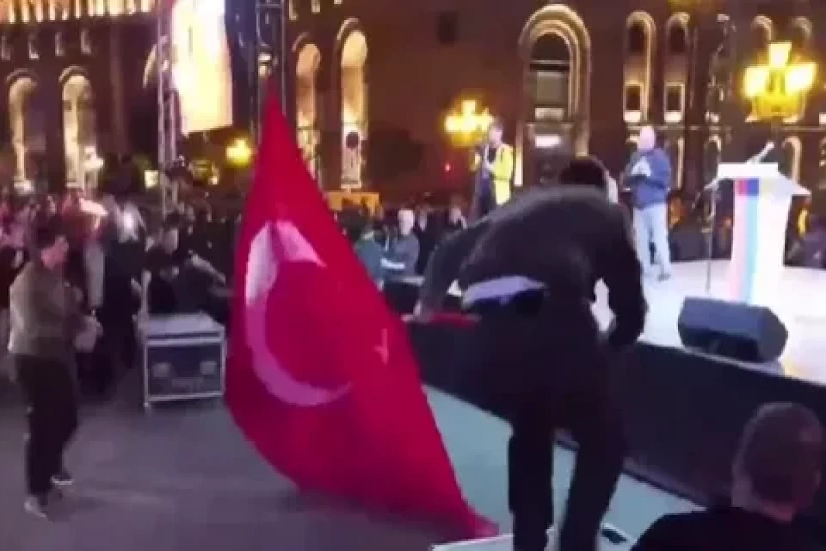 Azerbaijan MFA condemns burning of Türkiye flag in Yerevan