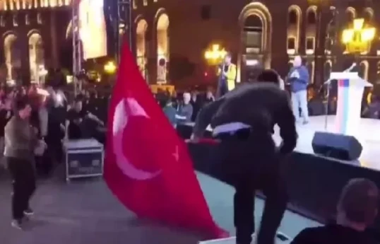 Azerbaijan MFA condemns burning of Türkiye flag in Yerevan