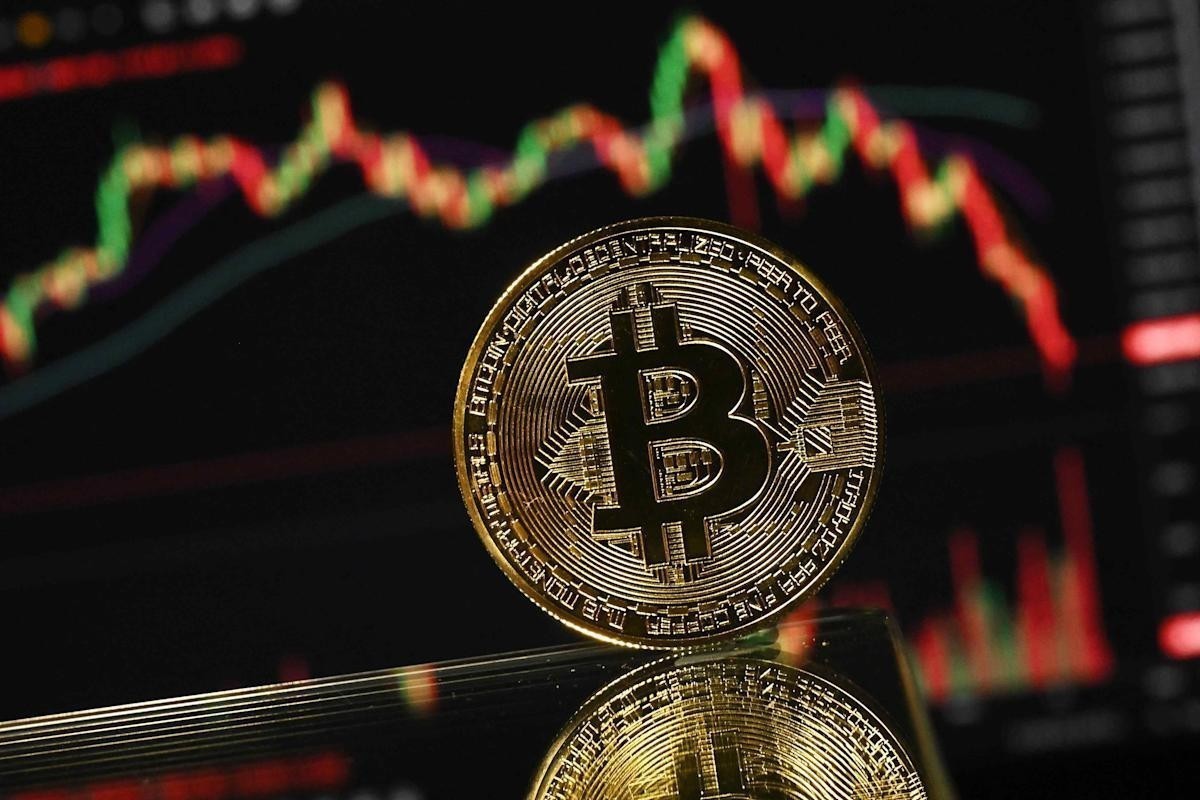 Bitcoin declines as mixed trends observed in cryptocurrency market