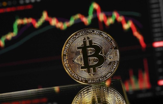Bitcoin declines as mixed trends observed in cryptocurrency market