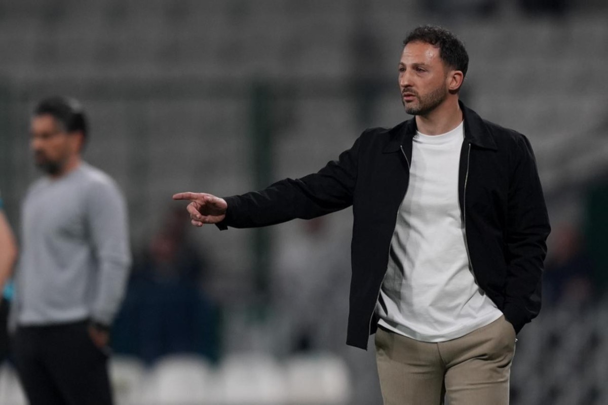 Fenerbahce head coach Tedesco sacked after Galatasaray derby ends title hopes