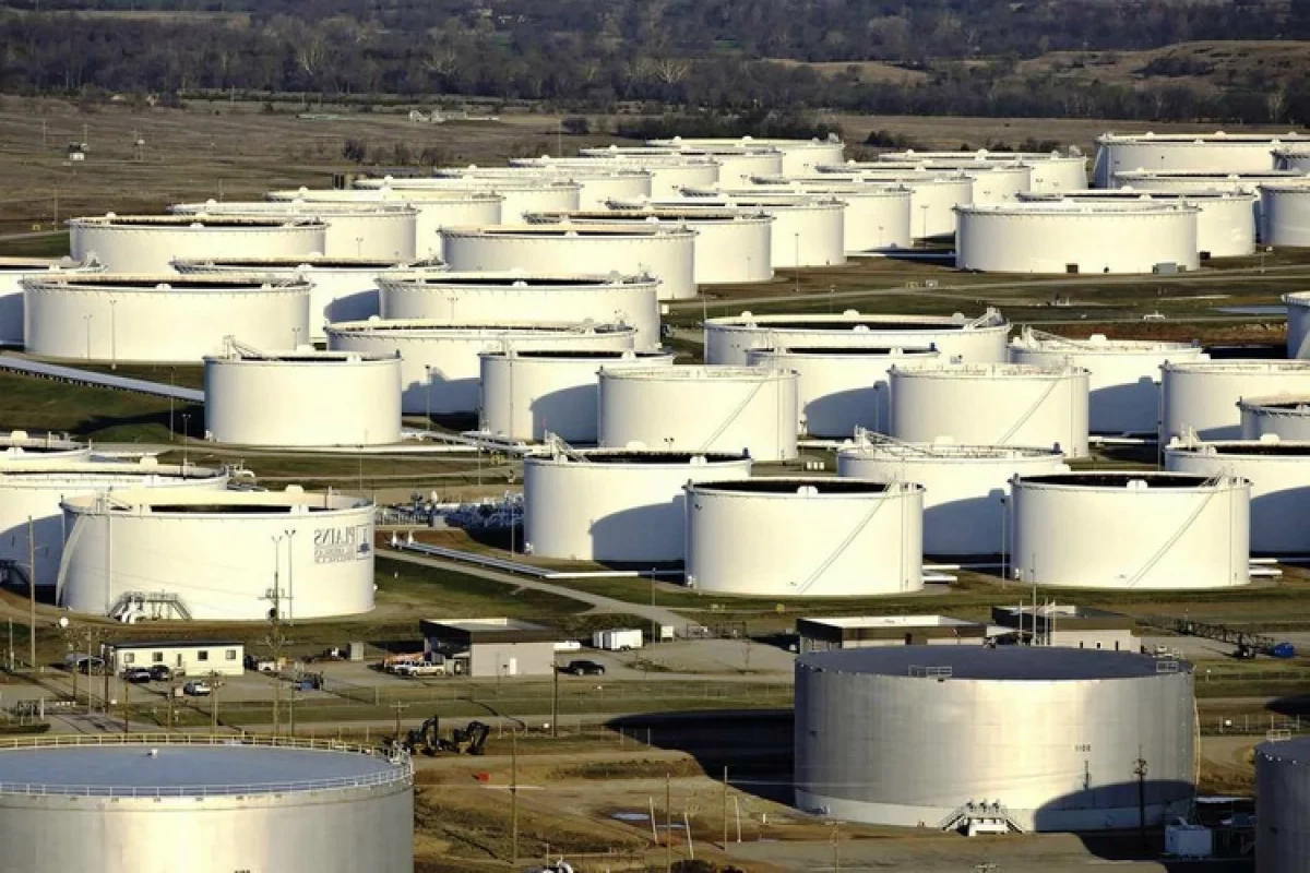 US commercial oil reserves fall below 460 million barrels