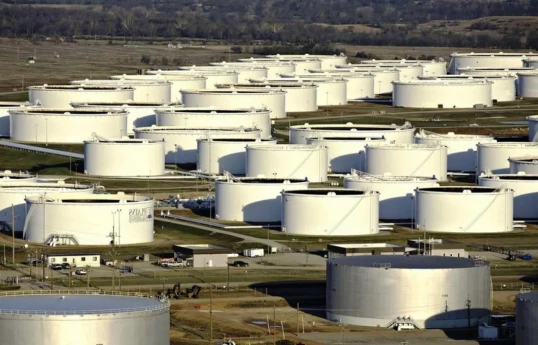 US commercial oil reserves fall below 460 million barrels