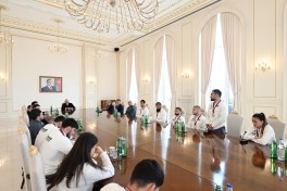 President Ilham Aliyev received wrestlers who won European Championships in team standings-UPDATED 
