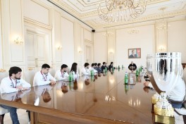 President Ilham Aliyev received wrestlers who won European Championships in team standings-UPDATED 