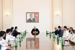 President Ilham Aliyev received wrestlers who won European Championships in team standings-UPDATED 