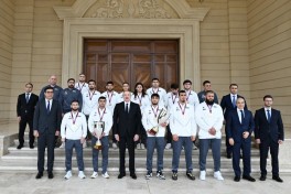 President Ilham Aliyev received wrestlers who won European Championships in team standings-UPDATED 