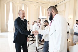 President Ilham Aliyev received wrestlers who won European Championships in team standings-UPDATED 