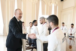 President Ilham Aliyev received wrestlers who won European Championships in team standings-UPDATED 