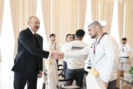 President Ilham Aliyev received wrestlers who won European Championships in team standings-UPDATED 