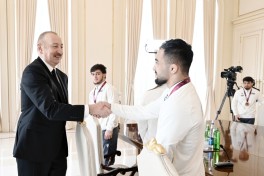 President Ilham Aliyev received wrestlers who won European Championships in team standings-UPDATED 