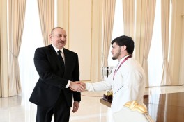 President Ilham Aliyev received wrestlers who won European Championships in team standings-UPDATED 