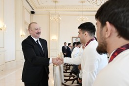 President Ilham Aliyev received wrestlers who won European Championships in team standings-UPDATED 