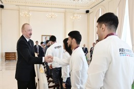 President Ilham Aliyev received wrestlers who won European Championships in team standings-UPDATED 