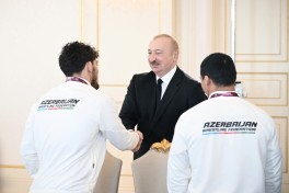 President Ilham Aliyev received wrestlers who won European Championships in team standings-UPDATED 