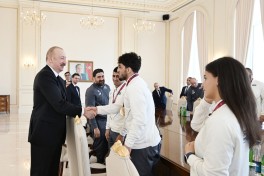 President Ilham Aliyev received wrestlers who won European Championships in team standings-UPDATED 