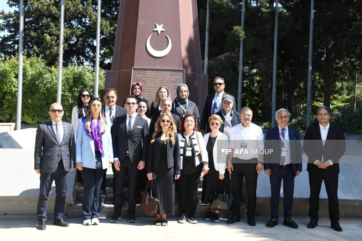 Turkish delegation visits Alley of Martyrs and Turkish Martyrs