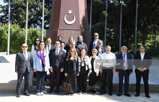 Turkish delegation visits Alley of Martyrs and Turkish Martyrs' Memorial in Baku - PHOTO 