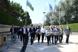 Turkish delegation visits Alley of Martyrs and Turkish Martyrs' Memorial in Baku - PHOTO 