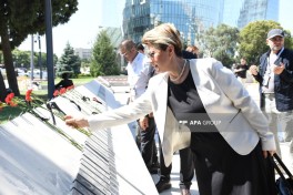 Turkish delegation visits Alley of Martyrs and Turkish Martyrs' Memorial in Baku - PHOTO 