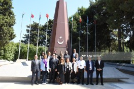 Turkish delegation visits Alley of Martyrs and Turkish Martyrs' Memorial in Baku - PHOTO 