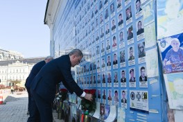 Azerbaijani FM visits memorial to Ukraine's fallen defenders in Kyiv