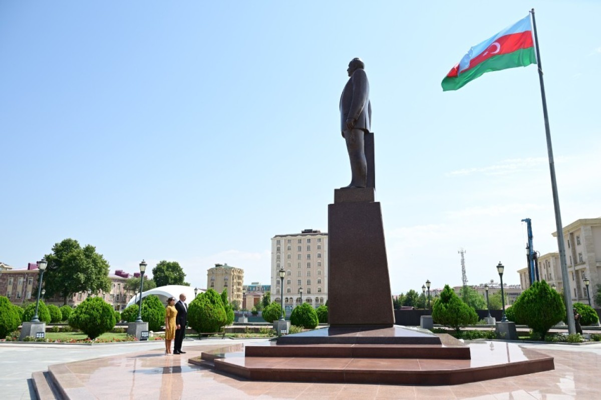 President Ilham Aliyev visited monument to National Leader in center of Nakhchivan city