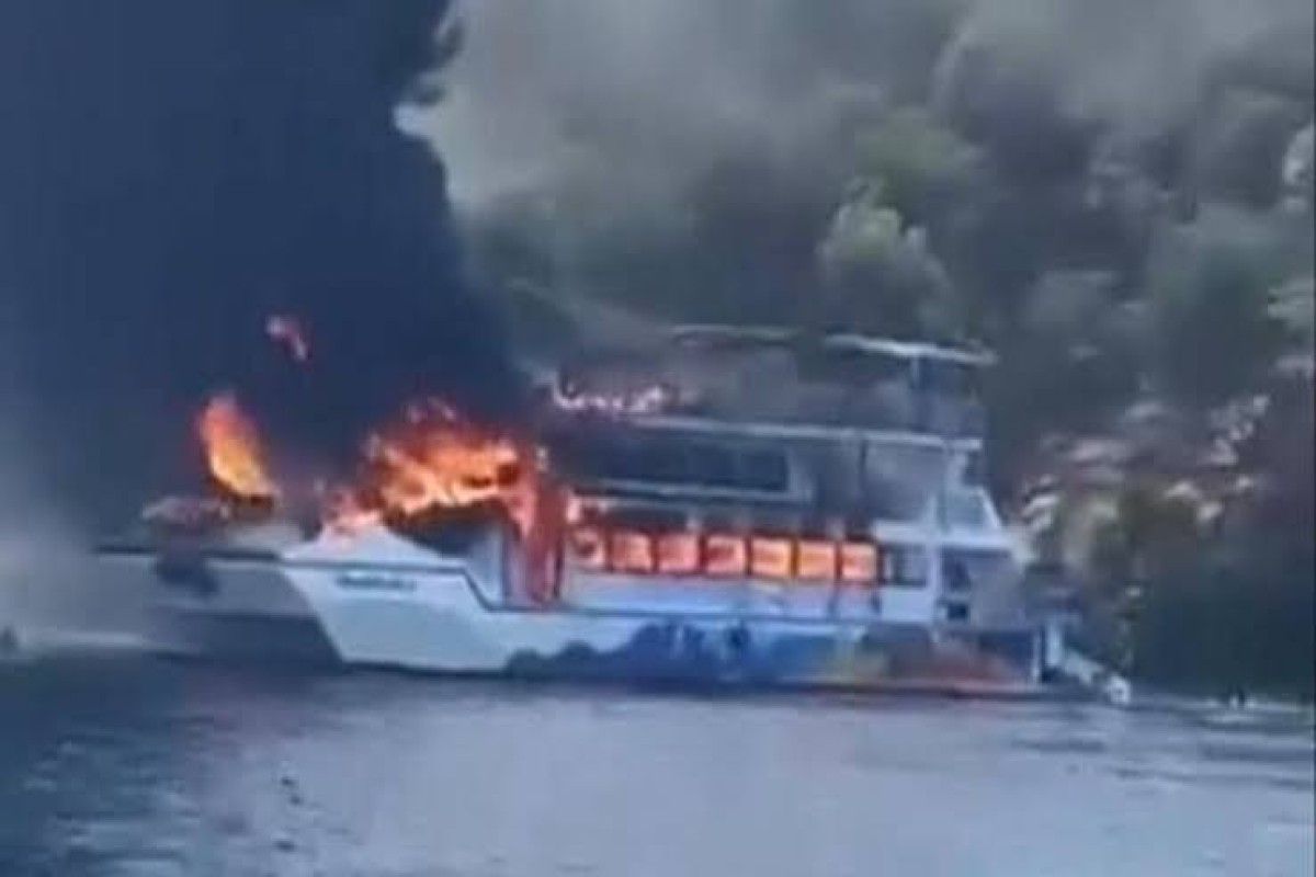 115 passengers evacuated after tour boat catches fire in Türkiye - <span class="red_color">VIDEO