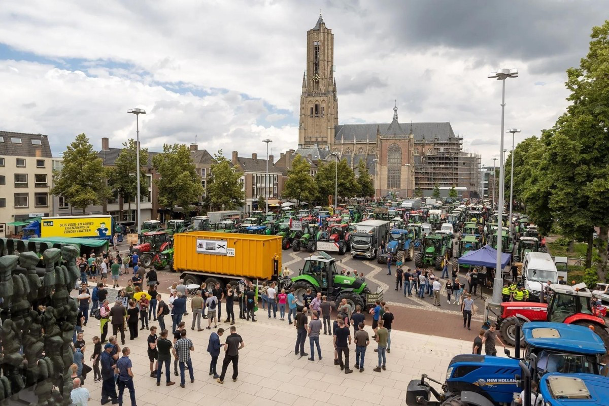 Hundreds of farmers in the Netherlands are protesting against the environmental agenda
