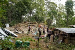 Thousands evacuate after Indonesia quake kills 51, cuts roads