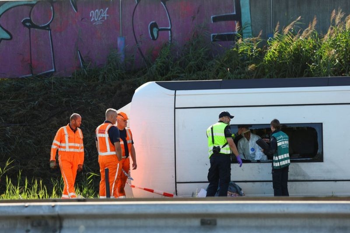 16 taken to hospital after high school coach crashes in Netherlands