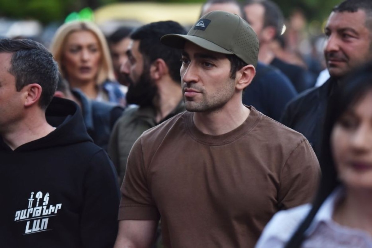 Armenian National Security Service officers arrive at Levon Kocharyan’s home