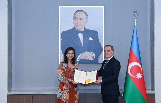 Malaysia’s new ambassador presents copy of credentials to Jeyhun Bayramov