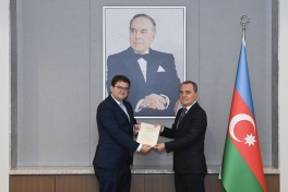 Austrian Ambassador presents copy of credentials to Jeyhun Bayramov