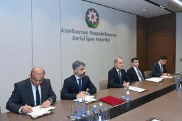 Malaysia’s new ambassador presents copy of credentials to Jeyhun Bayramov