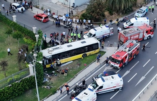 Bus crashes into wall in Istanbul: 1 dead, 17 injured - UPDATED 