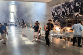 Azerbaijani journalists visit World Holocaust Remembrance Center