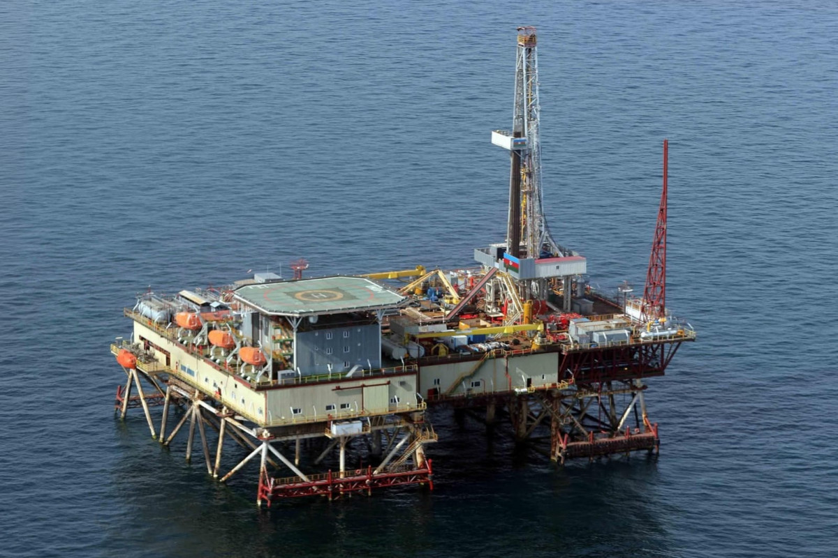 Oil falls on possible US-Iran de-escalation, firm dollar