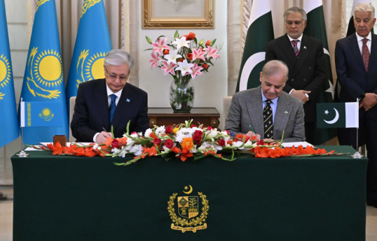 Kazakh President Kassym-Jomart Tokayev and Pakistani Prime Minister Shahbaz Sharif