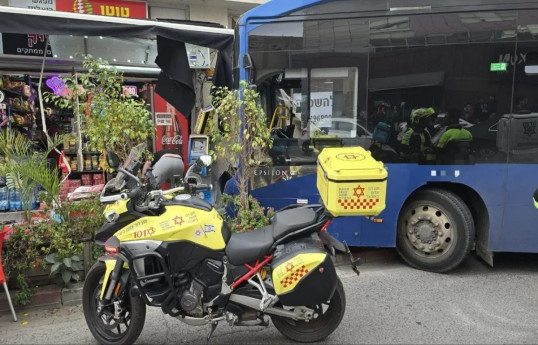 Bus crashes into building in Israel, 10 injured