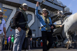 Kushner, Witkoff visited USS Abraham Lincoln carrier amid tension with Iran-PHOTO 