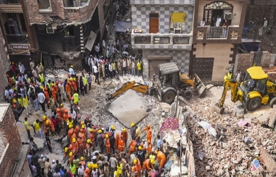 Eight people were injured in building collapse in India