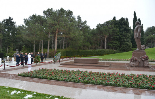 Arab Parliament President visits Alley of Honors and Victory Park in Baku