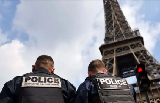 Police evacuate people from several buildings in Paris due to bomb threats