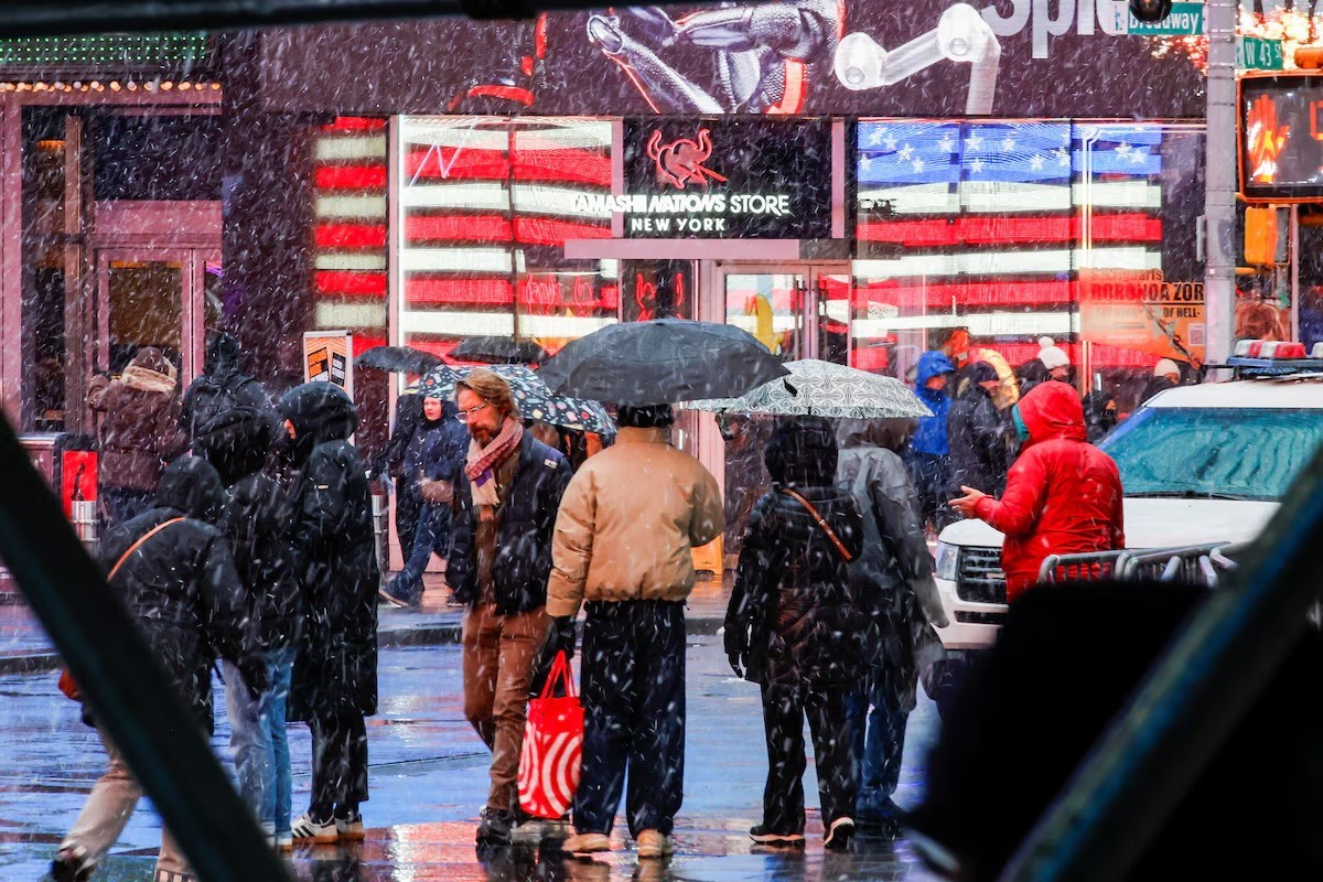 New York, other states under state of emergency as snow falls amid blizzard warning