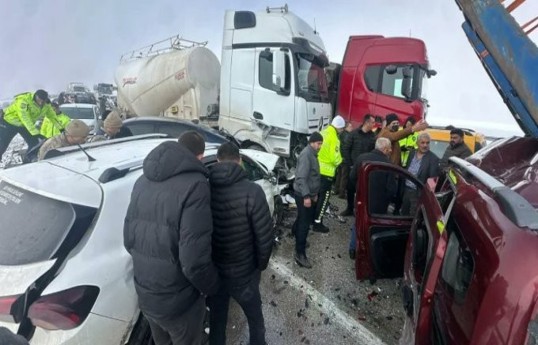 20 injured as passenger bus collides with truck in Türkiye