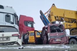 20 injured as passenger bus collides with truck in Türkiye