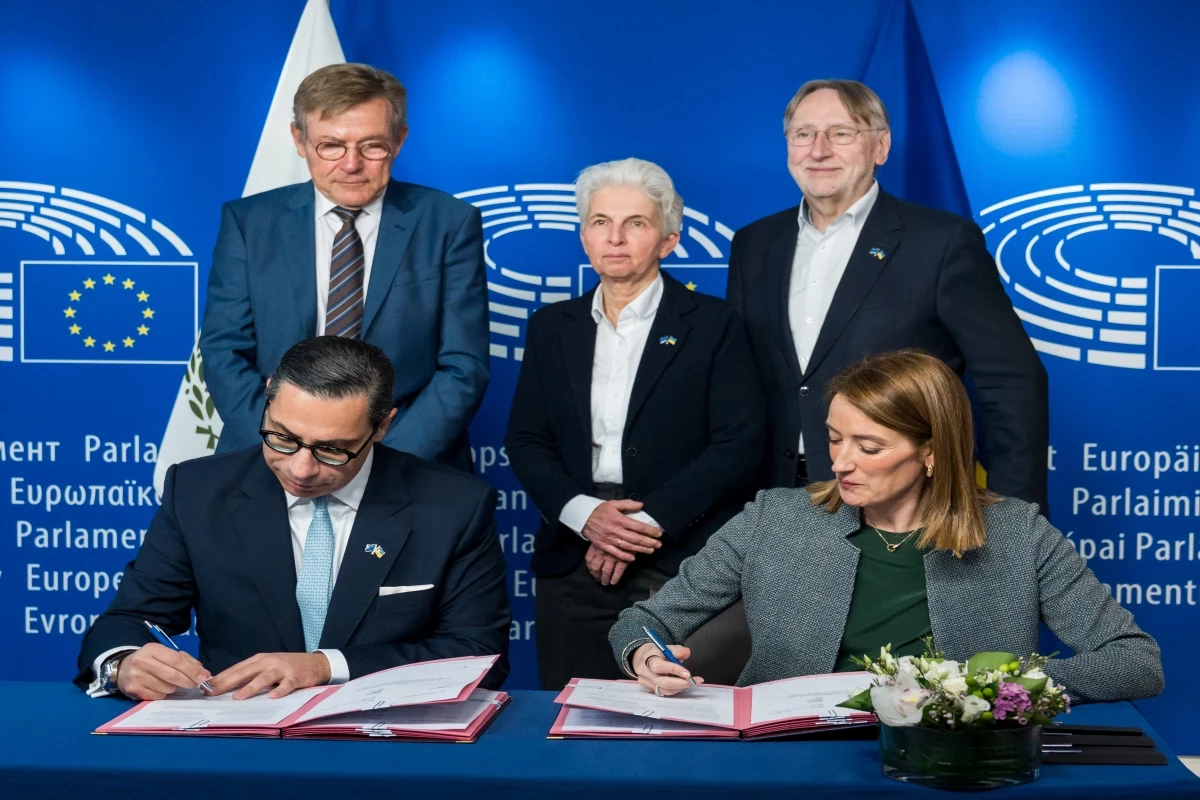 European Parliament President Roberta Metsola (right)